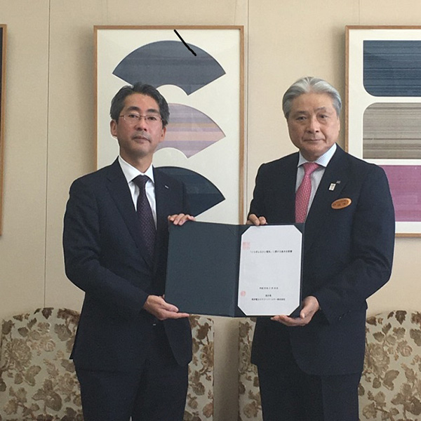 「とちぎふるさと電気」基本合意書の交換の様子