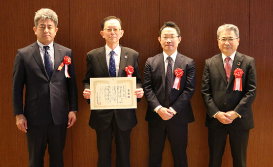 左から、東電EP 勝岡販売本部法人営業部長・日野自動車 菅沼生産本部生産技術領域長・JFS 田中社長・高砂熱学 山分研究開発本部長