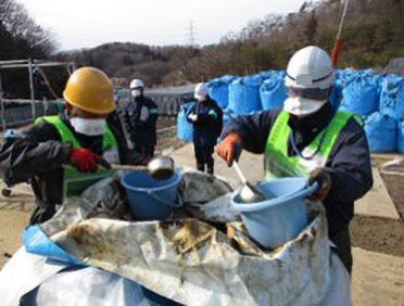 保管容器内部の水処理作業確認