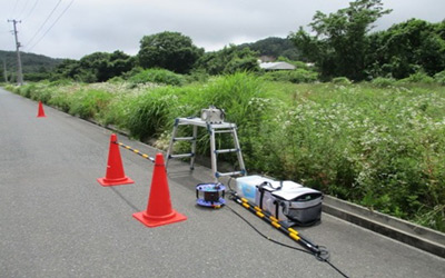 ③大気浮遊じん採取の状況（浪江町）【2020年7月13日撮影】