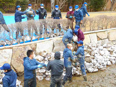 池の外へ搬出の様子 （１）[平成27年２月26日撮影]