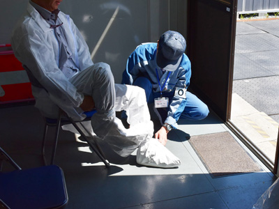 防護服の配布・お着替え補助