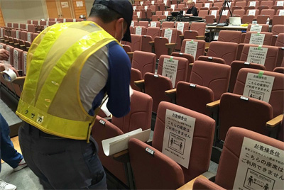 張り紙設置の様子【2020年10月3日撮影】