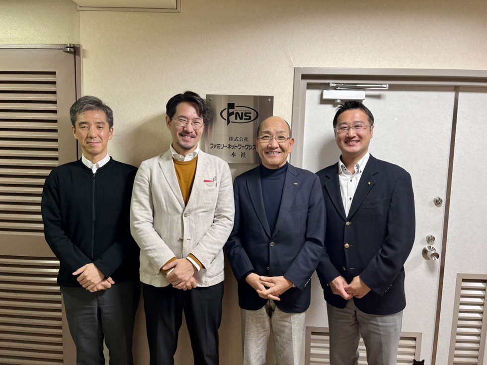 写真左から 吉川部長、堀田取締役、堀田社長、山脇取締役