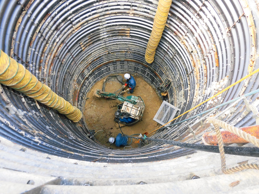 鉄塔の土台（基礎）作りのための掘削作業。穴の深さは約10ｍにもなる